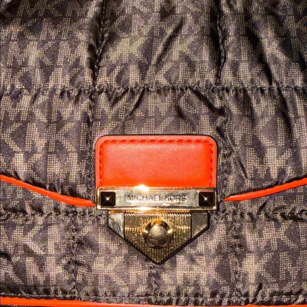 •MICHAEL KORS•NWOT BROWN & TAN LARGE QUILTED SIGNATURE-LOGO SHOULDER BAG $398.00 - Picture 9 of 14